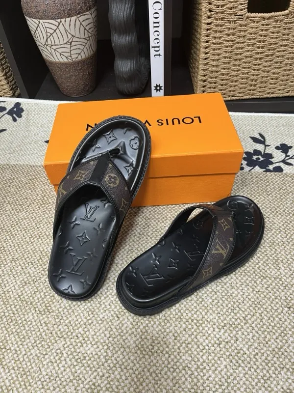 P270🏆Louis Vuitton 🏆[Louis Vuitton] Spring/Summer 2025 [Men's Flip Flops] 🎯🎯As an active family in the fashion industry ⭐ Lv is characterized by bold innovation ⚡Create this casual business style for Chinese fashionable men ✨The fabric is made of imported high-grade cowhide 🔥 Clean and neat ⚡Fashionable and elegant🌹Breathable, sweat-absorbent and deodorant👈So luxurious, high-end and domineering. 👍Must be sold if you repost the picture. Number of yards: 38--46. Color: 🎉 For large quantities. Welcome to repost.